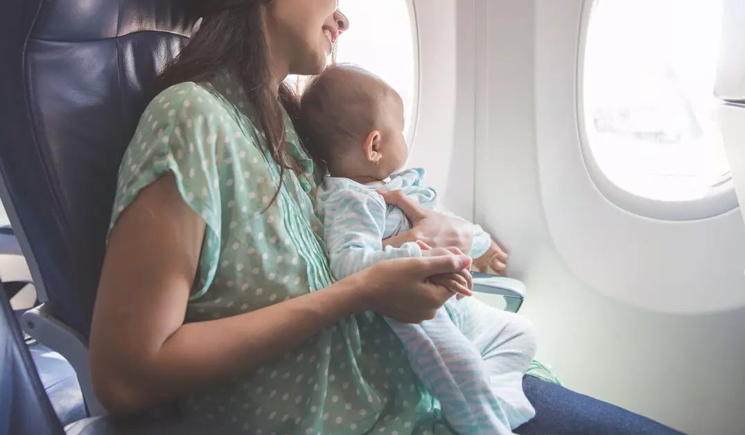 Conseils pour un voyage en avion serein avec bébé